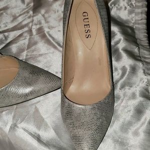 Guess pumps